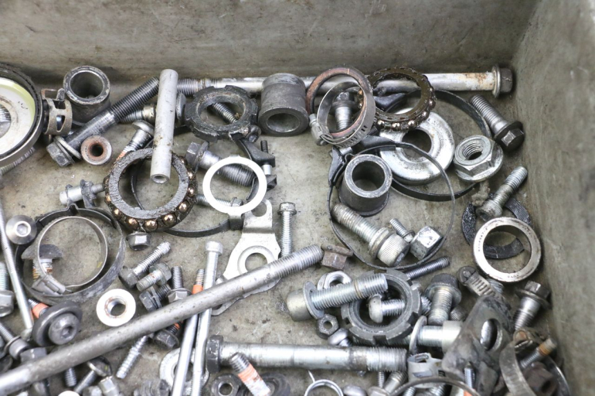 photo de ZAK SCHROEVEN EN BEVESTIGINGSMATERIAAL YAMAHA XJ6 600 (2008 - 2016) - Detail van het onderdeel