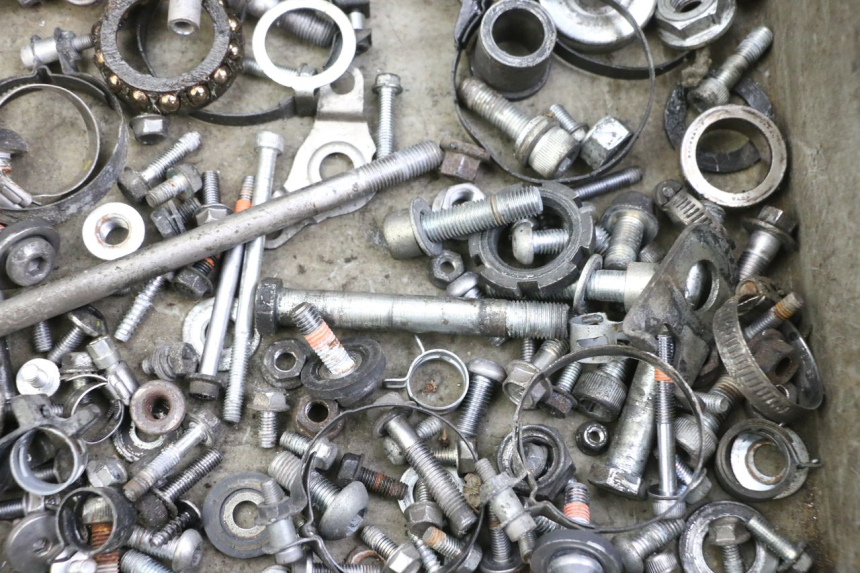 photo de ZAK SCHROEVEN EN BEVESTIGINGSMATERIAAL YAMAHA XJ6 600 (2008 - 2016) - Zoom op gebruiksstaat