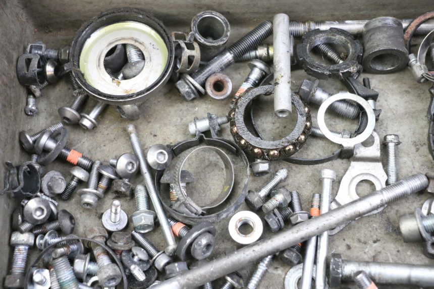 photo de ZAK SCHROEVEN EN BEVESTIGINGSMATERIAAL YAMAHA XJ6 600 (2008 - 2016) - Technische close-up