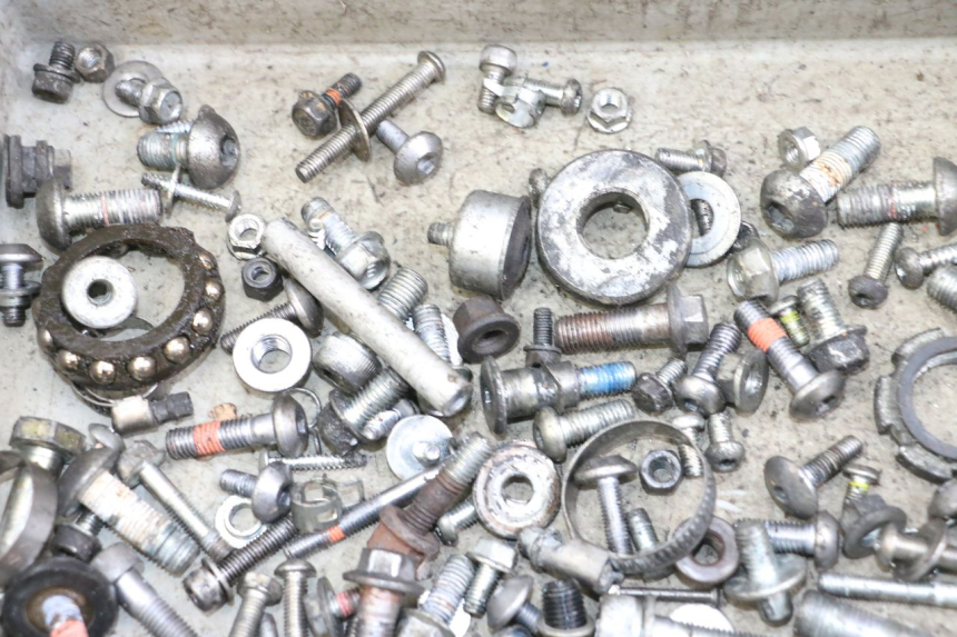 photo de ZAK SCHROEVEN EN BEVESTIGINGSMATERIAAL YAMAHA XJ6 ABS 600 (2008 - 2016) - Detail van het onderdeel