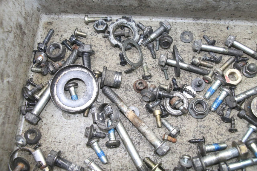 photo de ZAK SCHROEVEN EN BEVESTIGINGSMATERIAAL YAMAHA YP MAJESTY 125 (2007 - 2010) - Detail van het onderdeel