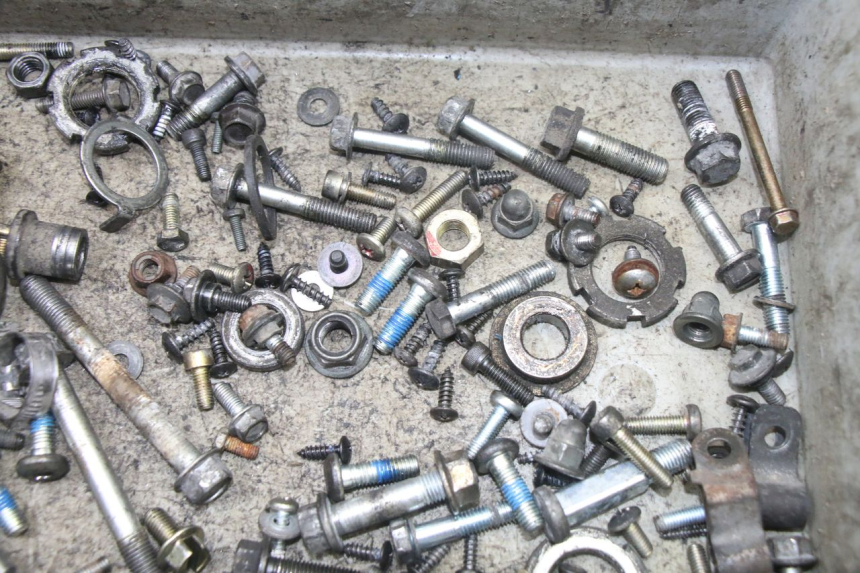 photo de ZAK SCHROEVEN EN BEVESTIGINGSMATERIAAL YAMAHA YP MAJESTY 125 (2007 - 2010) - Zoom op gebruiksstaat