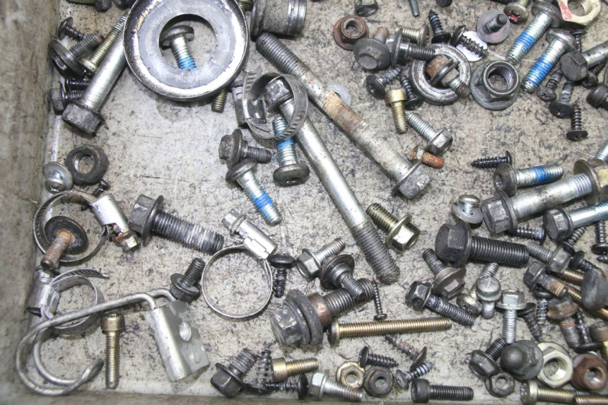 photo de ZAK SCHROEVEN EN BEVESTIGINGSMATERIAAL YAMAHA YP MAJESTY 125 (2007 - 2010) - Andere kijkhoek