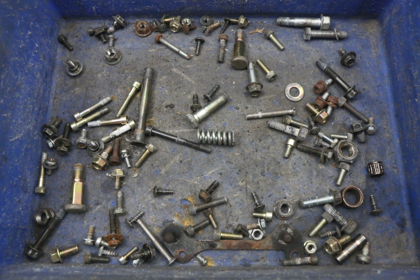 photo de ZAK SCHROEVEN EN BEVESTIGINGSMATERIAAL YAMAHA YE ZEST 50 (1992 - 1998) - Hoofdaanzicht