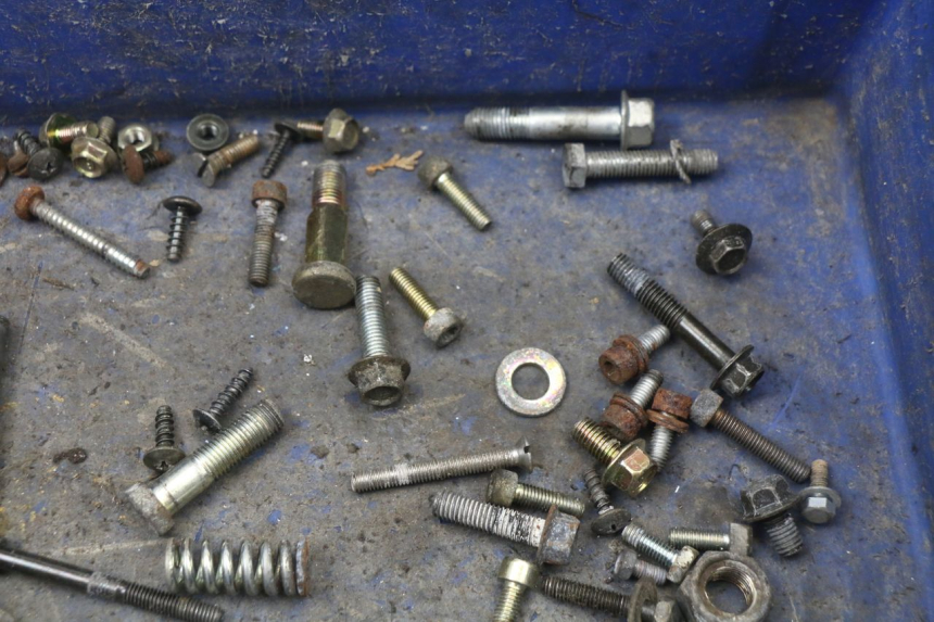 photo de ZAK SCHROEVEN EN BEVESTIGINGSMATERIAAL YAMAHA YE ZEST 50 (1992 - 1998) - Zoom op gebruiksstaat