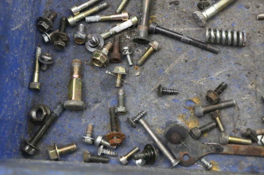 photo de ZAK SCHROEVEN EN BEVESTIGINGSMATERIAAL YAMAHA YE ZEST 50 (1992 - 1998) - Andere kijkhoek