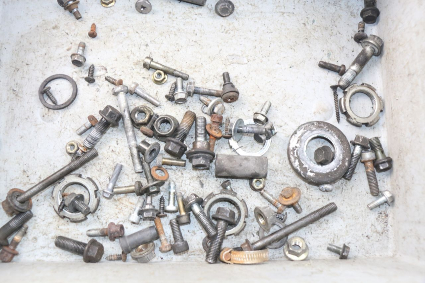 photo de ZAK SCHROEVEN EN BEVESTIGINGSMATERIAAL YAMAHA YP MAJESTY 125 (1998 - 2001) - Detail van het onderdeel