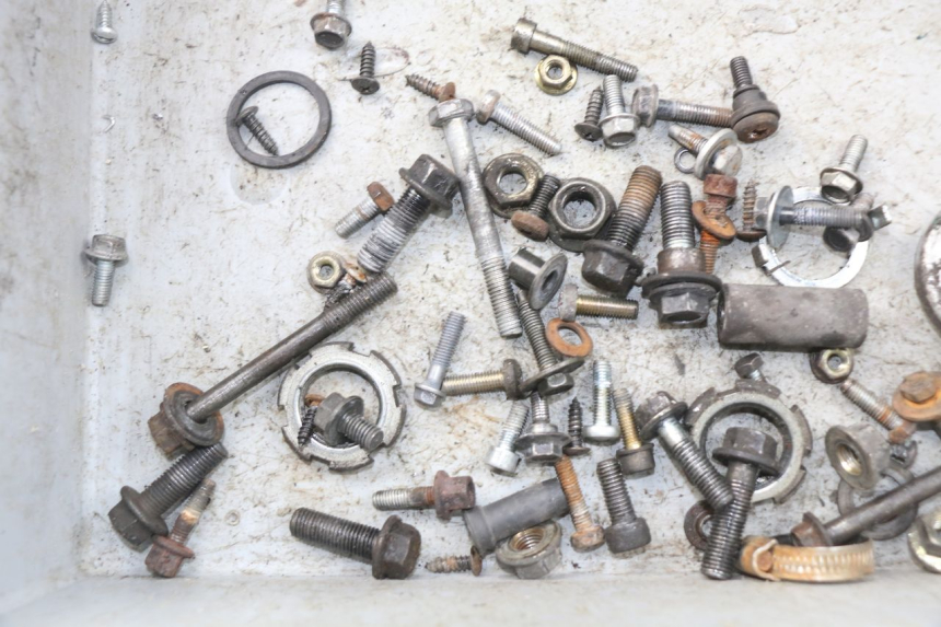 photo de ZAK SCHROEVEN EN BEVESTIGINGSMATERIAAL YAMAHA YP MAJESTY 125 (1998 - 2001) - Zoom op gebruiksstaat