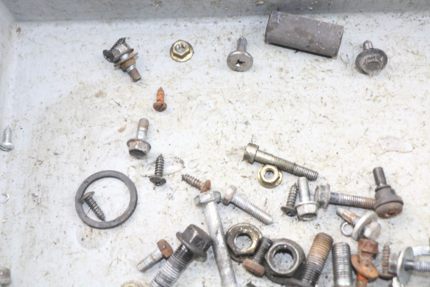 photo de ZAK SCHROEVEN EN BEVESTIGINGSMATERIAAL YAMAHA YP MAJESTY 125 (1998 - 2001) - Andere kijkhoek