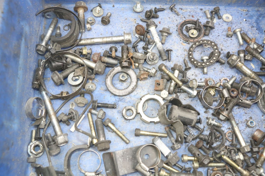 photo de ZAK SCHROEVEN EN BEVESTIGINGSMATERIAAL YAMAHA YP MAJESTY 125 (2007 - 2010) - Detail van het onderdeel