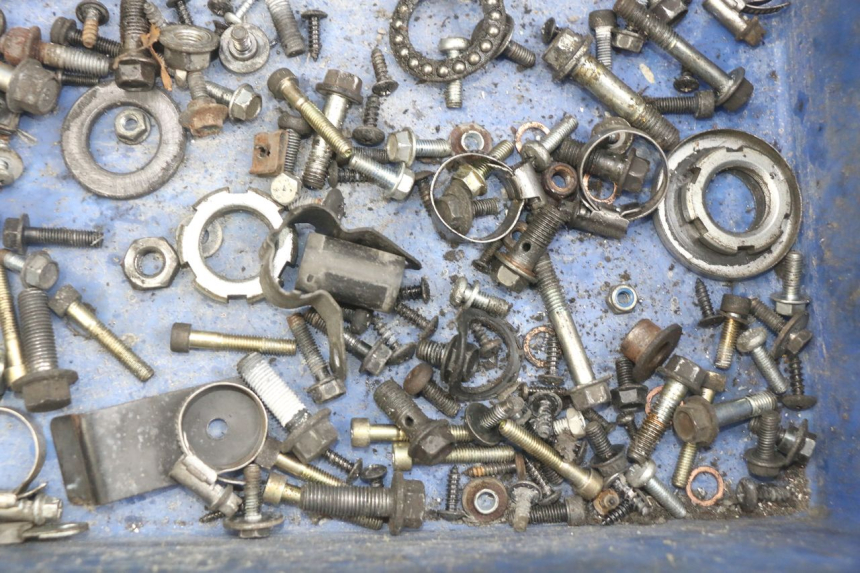 photo de ZAK SCHROEVEN EN BEVESTIGINGSMATERIAAL YAMAHA YP MAJESTY 125 (2007 - 2010) - Zoom op gebruiksstaat