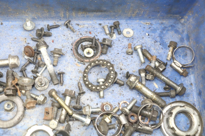 photo de ZAK SCHROEVEN EN BEVESTIGINGSMATERIAAL YAMAHA YP MAJESTY 125 (2007 - 2010) - Andere kijkhoek