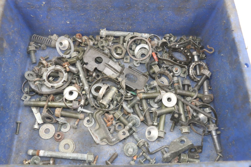 photo de ZAK SCHROEVEN EN BEVESTIGINGSMATERIAAL YAMAHA YP MAJESTY 400 (2004 - 2008) - Detail van het onderdeel