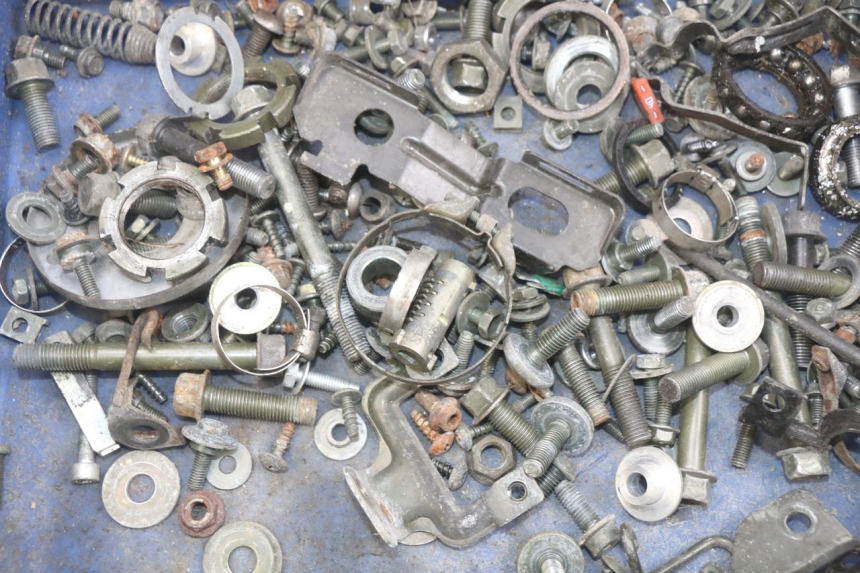 photo de ZAK SCHROEVEN EN BEVESTIGINGSMATERIAAL YAMAHA YP MAJESTY 400 (2004 - 2008) - Zoom op gebruiksstaat