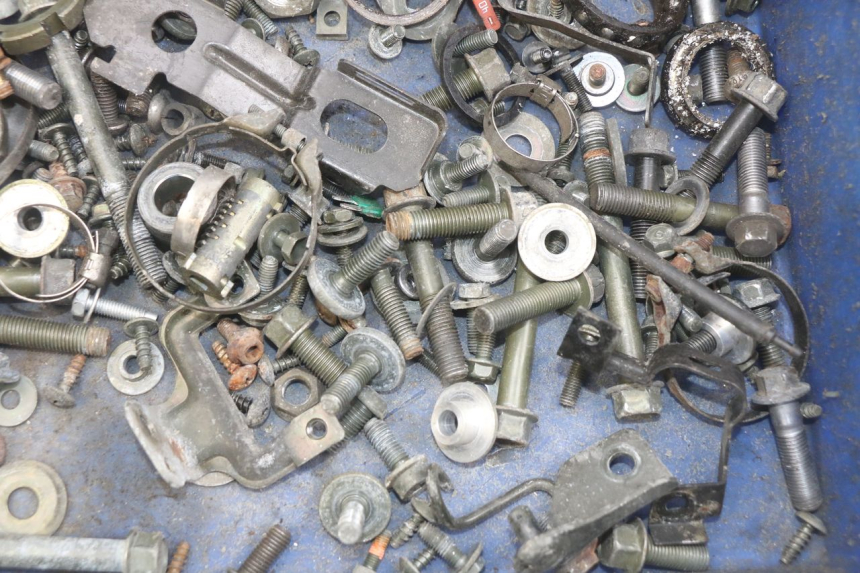 photo de ZAK SCHROEVEN EN BEVESTIGINGSMATERIAAL YAMAHA YP MAJESTY 400 (2004 - 2008) - Andere kijkhoek