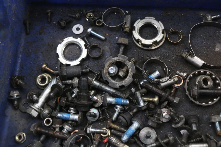 photo de ZAK SCHROEVEN EN BEVESTIGINGSMATERIAAL YAMAHA YP MAJESTY 125 (2002 - 2006) - Detail van het onderdeel