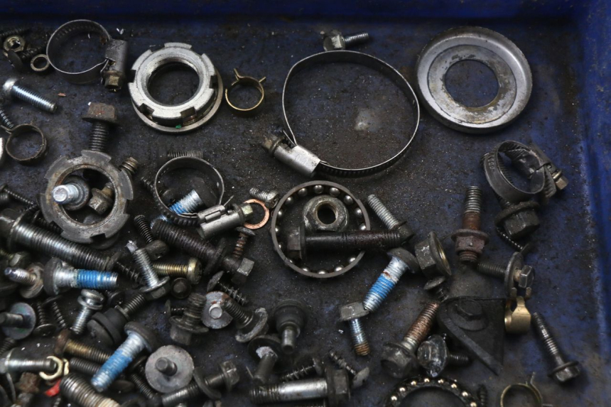 photo de ZAK SCHROEVEN EN BEVESTIGINGSMATERIAAL YAMAHA YP MAJESTY 125 (2002 - 2006) - Zoom op gebruiksstaat