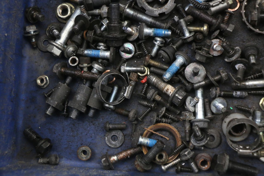 photo de ZAK SCHROEVEN EN BEVESTIGINGSMATERIAAL YAMAHA YP MAJESTY 125 (2002 - 2006) - Andere kijkhoek