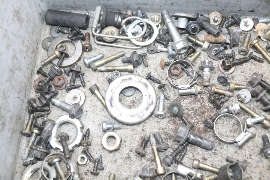 photo de ZAK SCHROEVEN EN BEVESTIGINGSMATERIAAL YAMAHA YP MAJESTY 125 (2002 - 2006) - Detail van het onderdeel