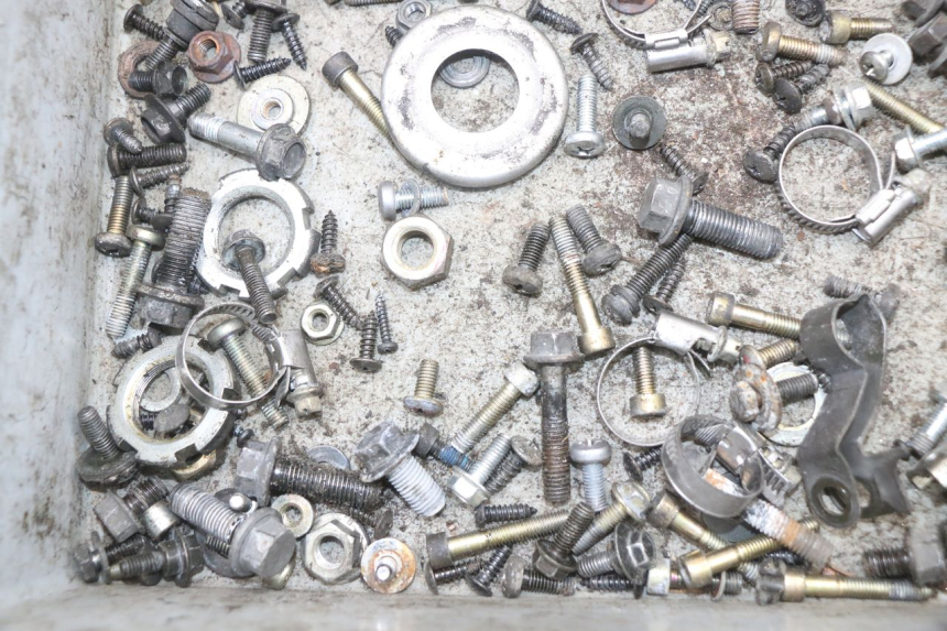 photo de ZAK SCHROEVEN EN BEVESTIGINGSMATERIAAL YAMAHA YP MAJESTY 125 (2002 - 2006) - Andere kijkhoek