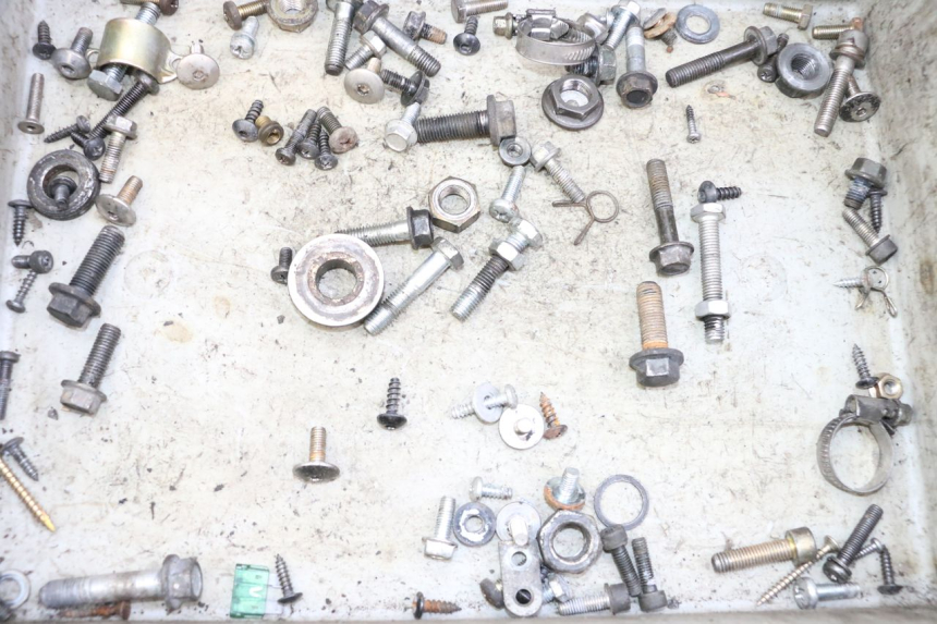 photo de ZAK SCHROEVEN EN BEVESTIGINGSMATERIAAL YAMAHA YP MAJESTY 125 (2002 - 2006) - Detail van het onderdeel