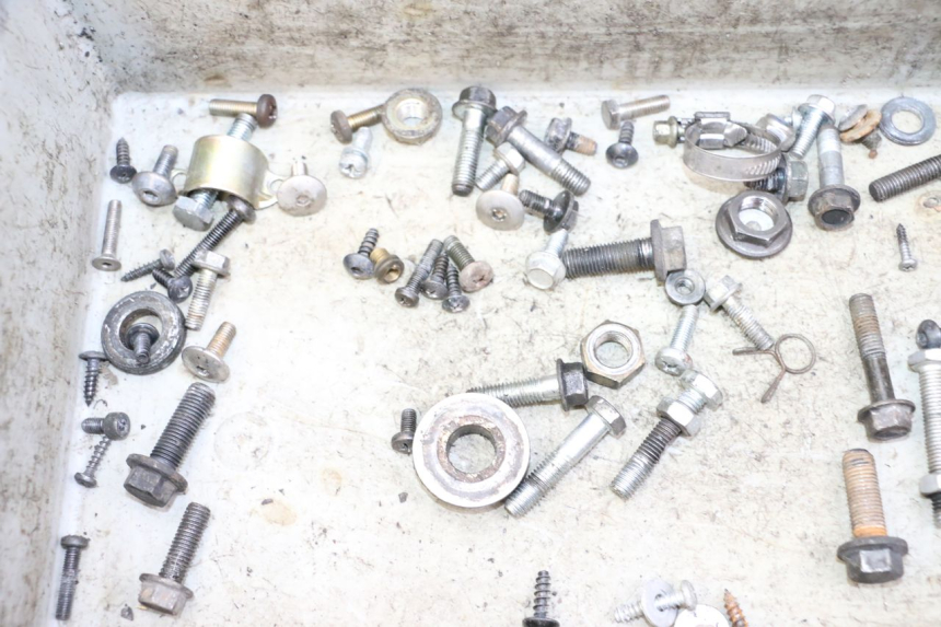 photo de ZAK SCHROEVEN EN BEVESTIGINGSMATERIAAL YAMAHA YP MAJESTY 125 (2002 - 2006) - Zoom op gebruiksstaat