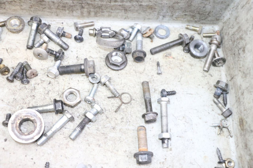 photo de ZAK SCHROEVEN EN BEVESTIGINGSMATERIAAL YAMAHA YP MAJESTY 125 (2002 - 2006) - Andere kijkhoek