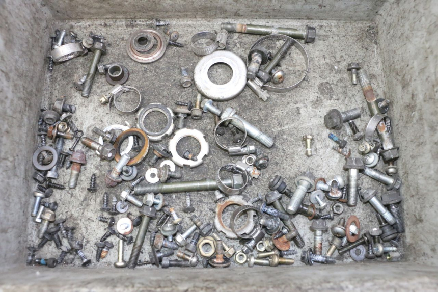 photo de ZAK SCHROEVEN EN BEVESTIGINGSMATERIAAL YAMAHA YP MAJESTY 125 (2007 - 2010) - Hoofdaanzicht