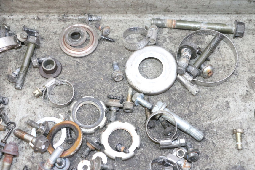 photo de ZAK SCHROEVEN EN BEVESTIGINGSMATERIAAL YAMAHA YP MAJESTY 125 (2007 - 2010) - Detail van het onderdeel