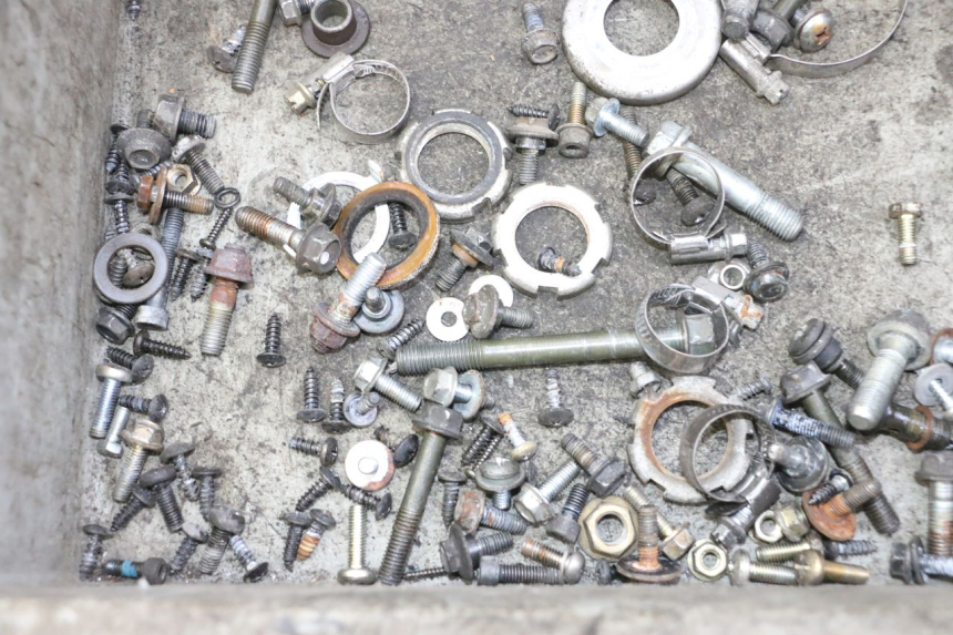 photo de ZAK SCHROEVEN EN BEVESTIGINGSMATERIAAL YAMAHA YP MAJESTY 125 (2007 - 2010) - Zoom op gebruiksstaat