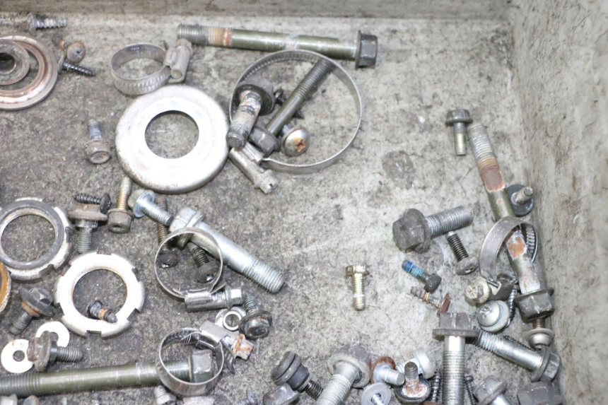 photo de ZAK SCHROEVEN EN BEVESTIGINGSMATERIAAL YAMAHA YP MAJESTY 125 (2007 - 2010) - Andere kijkhoek