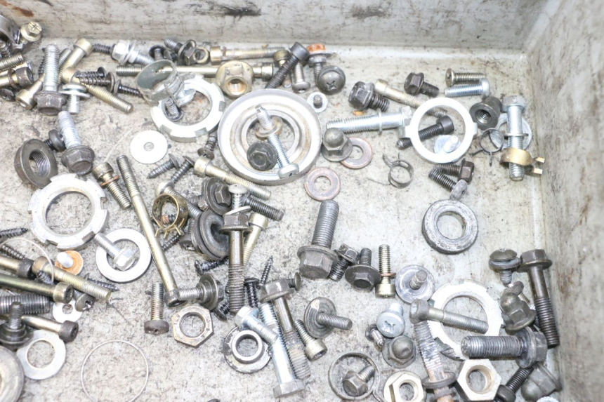 photo de ZAK SCHROEVEN EN BEVESTIGINGSMATERIAAL YAMAHA YP MAJESTY 125 (2002 - 2006) - Detail van het onderdeel