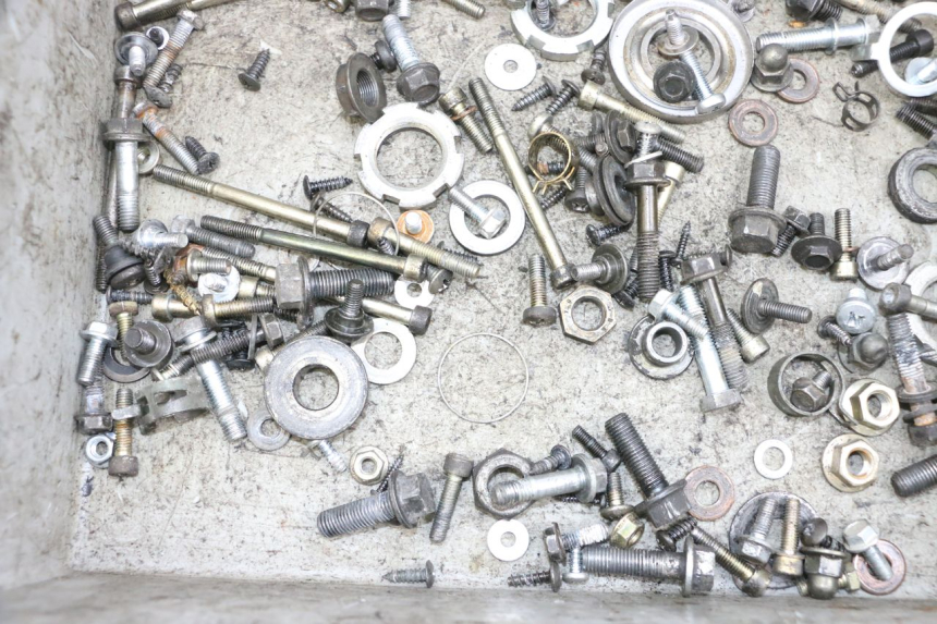 photo de ZAK SCHROEVEN EN BEVESTIGINGSMATERIAAL YAMAHA YP MAJESTY 125 (2002 - 2006) - Andere kijkhoek