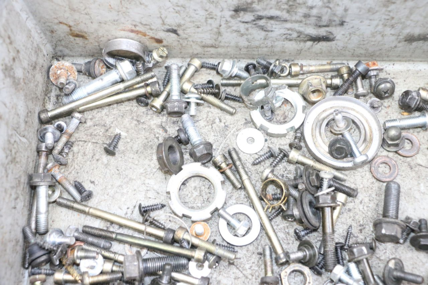 photo de ZAK SCHROEVEN EN BEVESTIGINGSMATERIAAL YAMAHA YP MAJESTY 125 (2002 - 2006) - Technische close-up