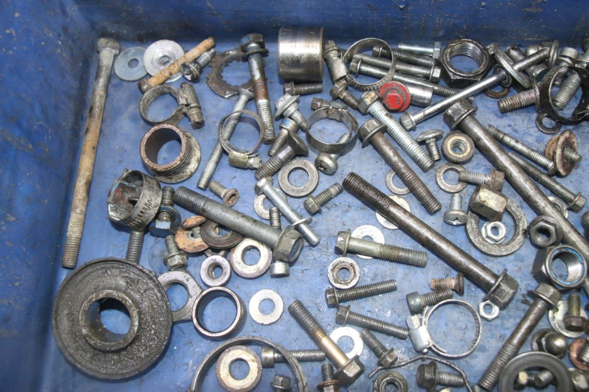 photo de ZAK SCHROEVEN EN BEVESTIGINGSMATERIAAL YAMAHA YZ 125 (1998 - 2005) - Detail van het onderdeel