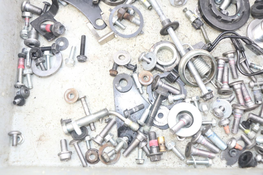 photo de ZAK SCHROEVEN EN BEVESTIGINGSMATERIAAL KAWASAKI Z 650 (2016 - 2019) - Zoom op gebruiksstaat