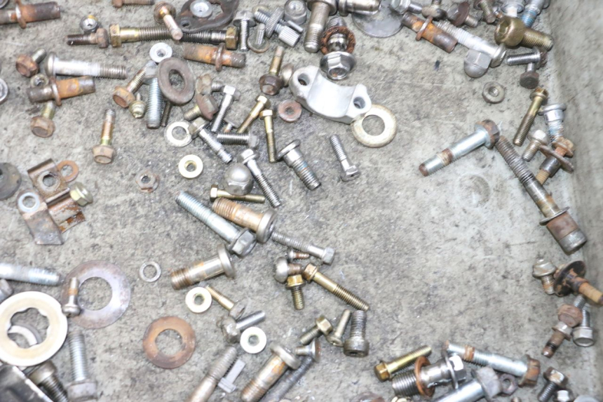 photo de ZAK SCHROEVEN EN BEVESTIGINGSMATERIAAL KYMCO ZING 125 (1997 - 2003) - Detail van het onderdeel