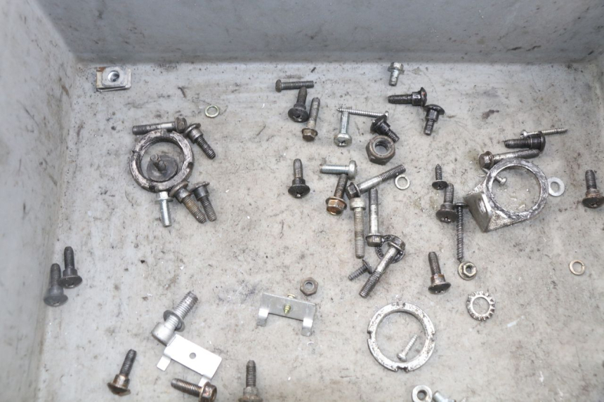 photo de ZAK SCHROEVEN EN BEVESTIGINGSMATERIAAL PIAGGIO ZIP 2T 50 (2009 - 2019) - Zoom op gebruiksstaat