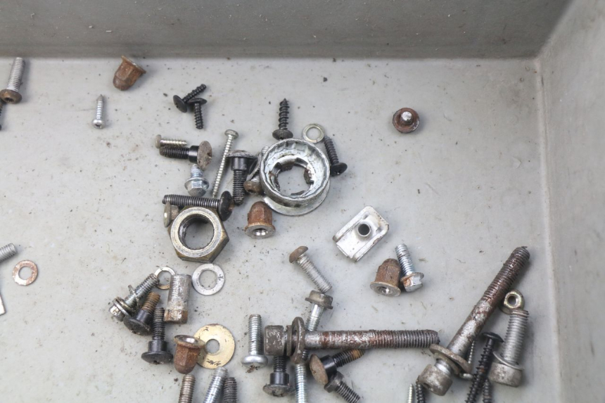 photo de ZAK SCHROEVEN EN BEVESTIGINGSMATERIAAL PIAGGIO ZIP 4T 50 (2006 - 2017) - Andere kijkhoek