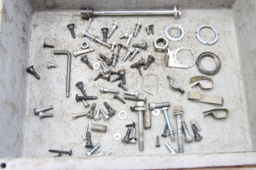 photo de ZAK SCHROEVEN EN BEVESTIGINGSMATERIAAL PIAGGIO ZIP 4T 50 (2018 - 2020) - Hoofdaanzicht