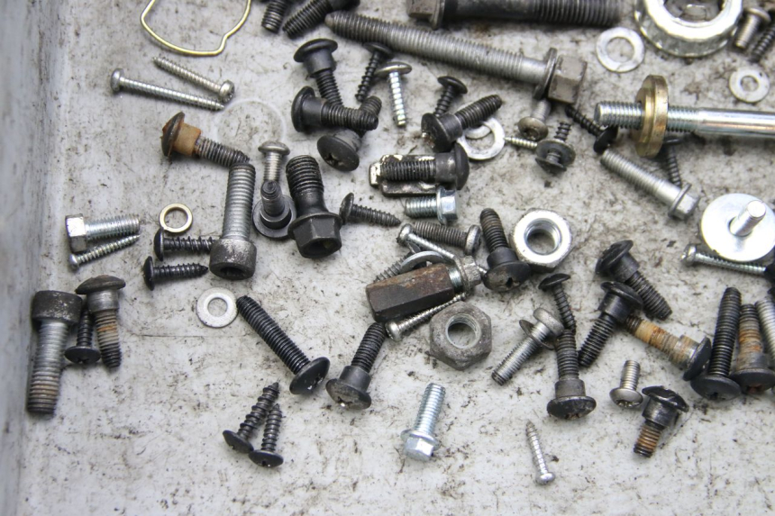 photo de ZAK SCHROEVEN EN BEVESTIGINGSMATERIAAL PIAGGIO ZIP 4T 50 (2018 - 2020) - Detail van het onderdeel