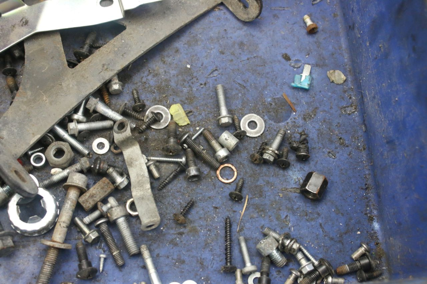 photo de ZAK SCHROEVEN EN BEVESTIGINGSMATERIAAL PIAGGIO ZIP 4T 50 (2018 - 2020) - Detail van het onderdeel