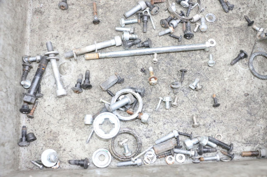 photo de ZAK SCHROEVEN EN BEVESTIGINGSMATERIAAL PIAGGIO ZIP 4T 50 (2018 - 2020) - Detail van het onderdeel