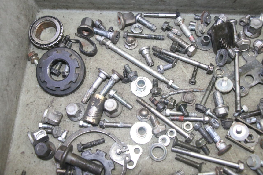 photo de ZAK SCHROEVEN EN BEVESTIGINGSMATERIAAL KAWASAKI ZR 7 750 (1999 - 2004) - Detail van het onderdeel