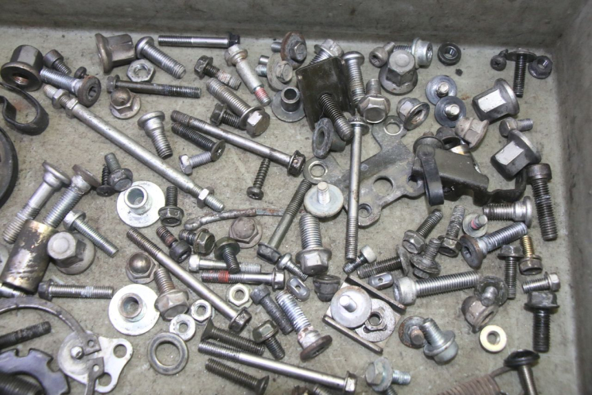 photo de ZAK SCHROEVEN EN BEVESTIGINGSMATERIAAL KAWASAKI ZR 7 750 (1999 - 2004) - Zoom op gebruiksstaat