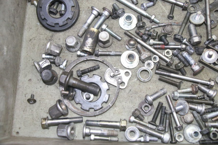 photo de ZAK SCHROEVEN EN BEVESTIGINGSMATERIAAL KAWASAKI ZR 7 750 (1999 - 2004) - Andere kijkhoek