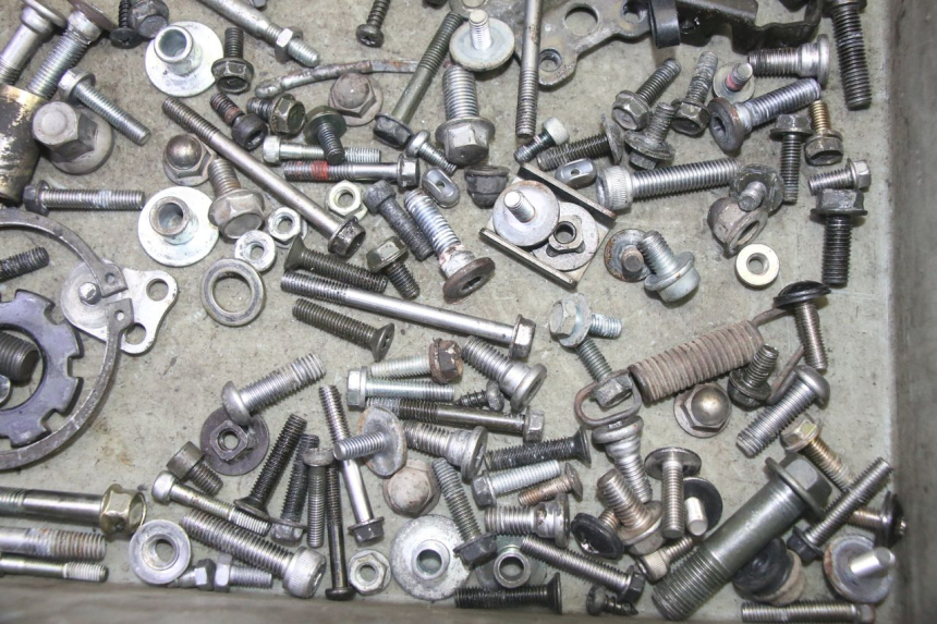 photo de ZAK SCHROEVEN EN BEVESTIGINGSMATERIAAL KAWASAKI ZR 7 750 (1999 - 2004) - Technische close-up