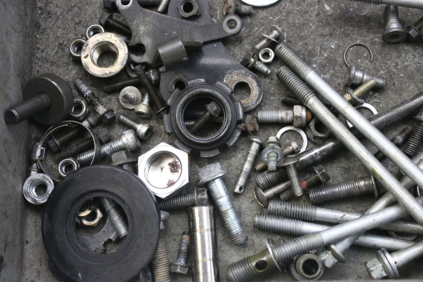 photo de ZAK SCHROEVEN EN BEVESTIGINGSMATERIAAL KAWASAKI ZX-6R ZX6R 600 (1995 - 1997) - Detail van het onderdeel