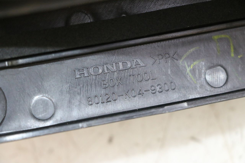 photo de RIEM VOOR GEREEDSCHAPSTAS HONDA FORZA ABS 300 (2013 - 2017) - Detail van het onderdeel