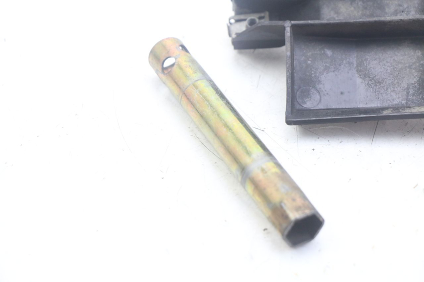 photo de RIEM VOOR GEREEDSCHAPSTAS APRILIA SCARABEO 100 (2003 - 2012) - Detail van het onderdeel